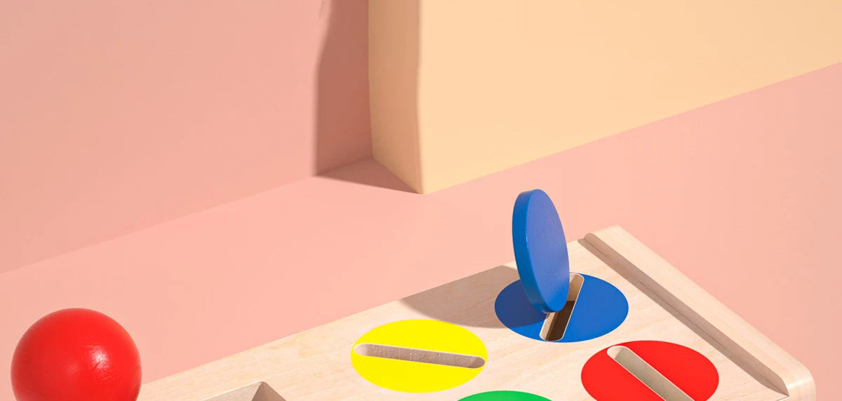 Brinquedo Educativo de Caixa de madeira com  formas geometricas e cor