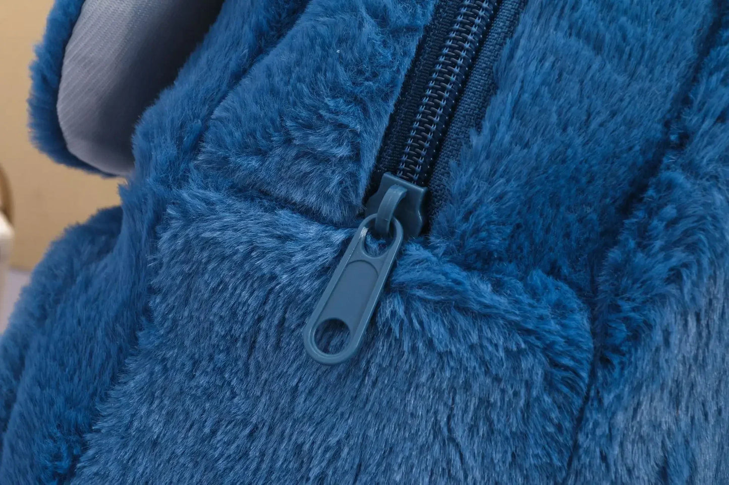 MOCHILA DE PELÚCIA  COM ESTAMPA DE DESENHO ANIMADO