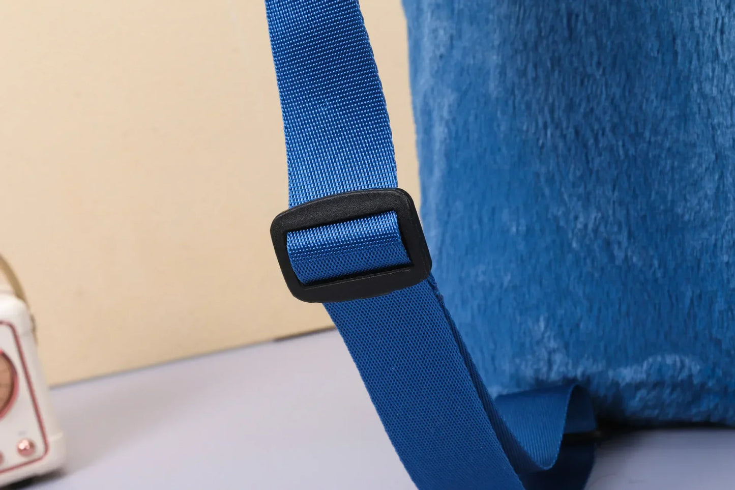 MOCHILA DE PELÚCIA  COM ESTAMPA DE DESENHO ANIMADO