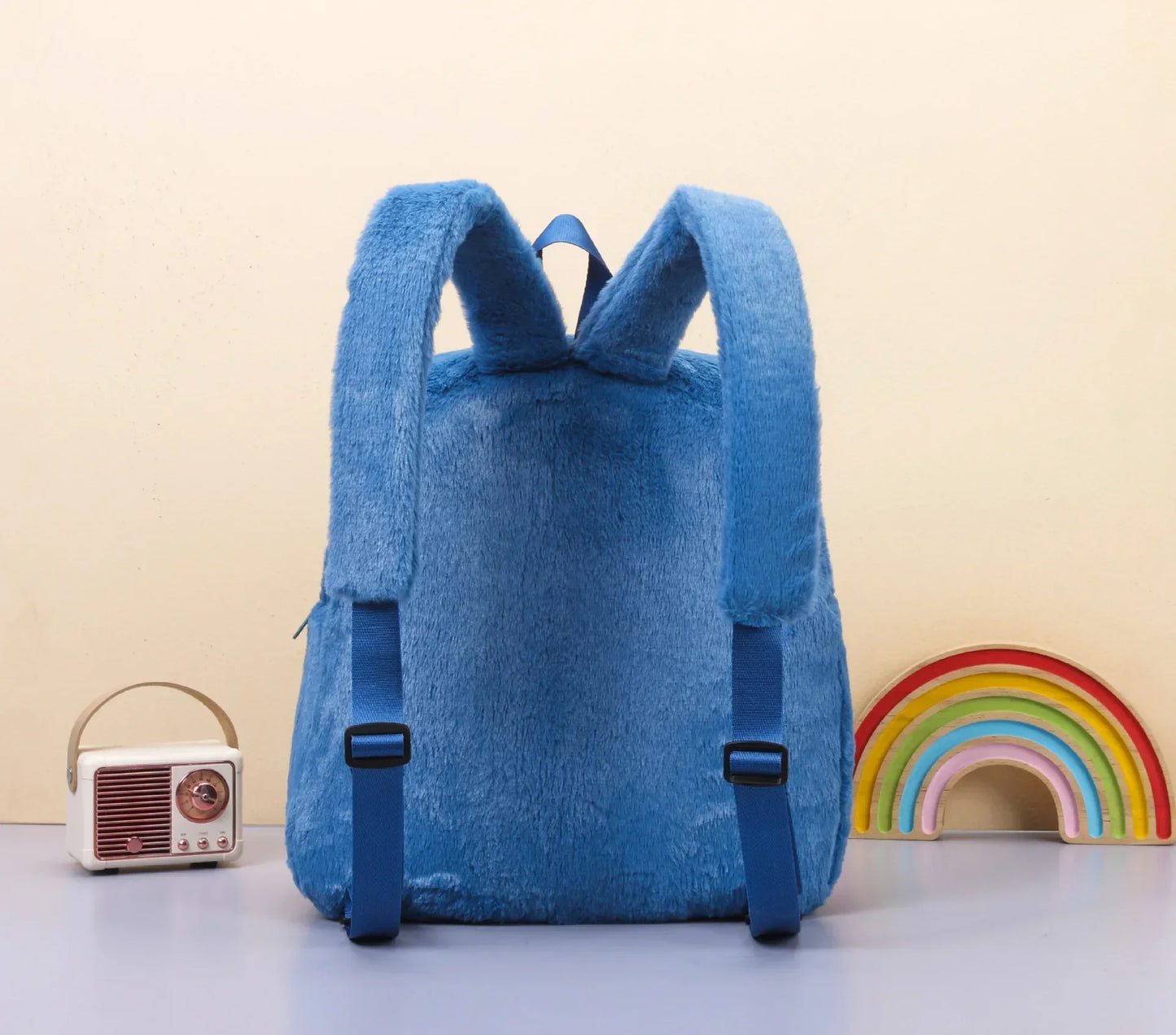 MOCHILA DE PELÚCIA  COM ESTAMPA DE DESENHO ANIMADO