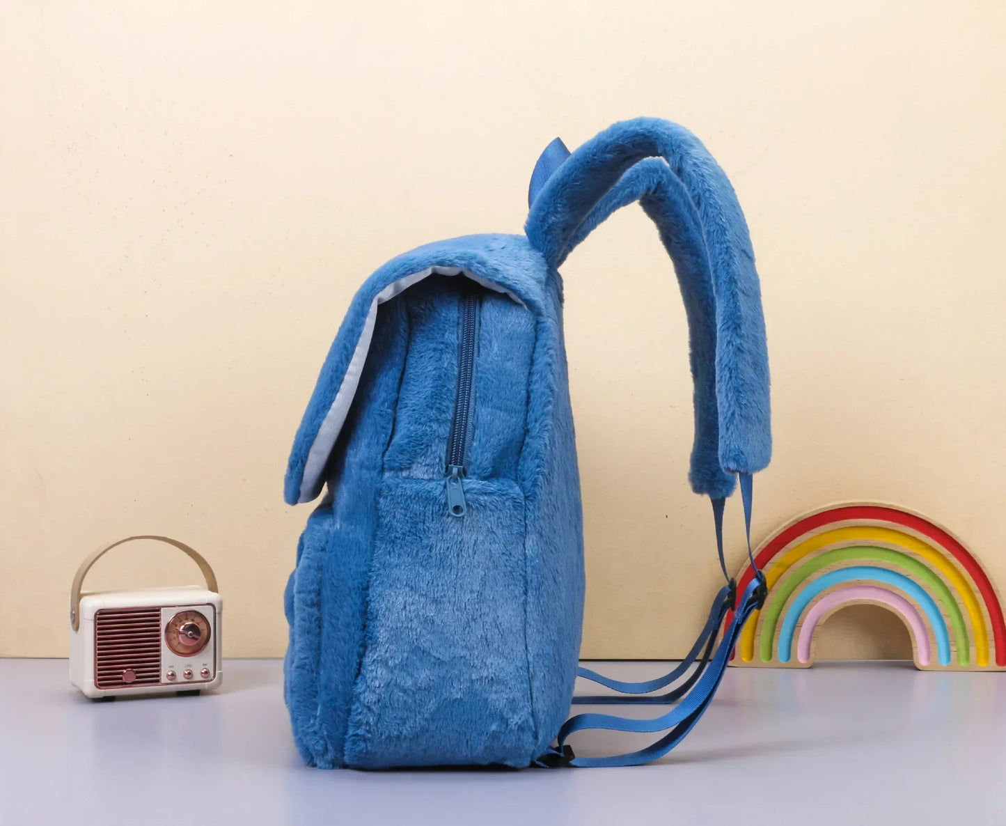 MOCHILA DE PELÚCIA  COM ESTAMPA DE DESENHO ANIMADO