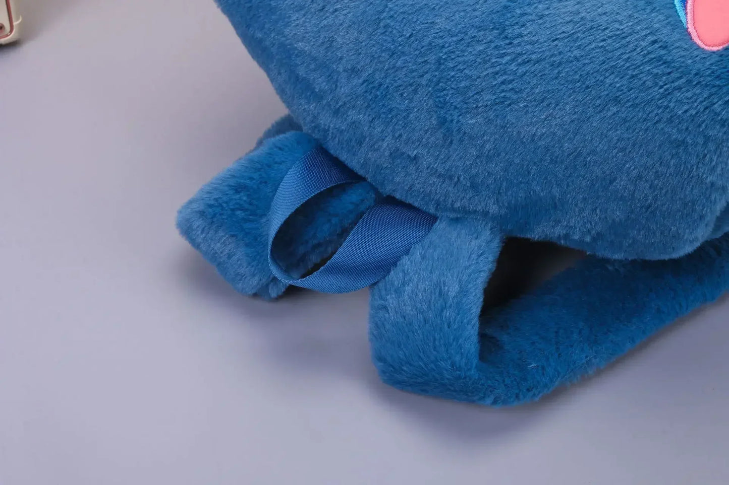 MOCHILA DE PELÚCIA  COM ESTAMPA DE DESENHO ANIMADO